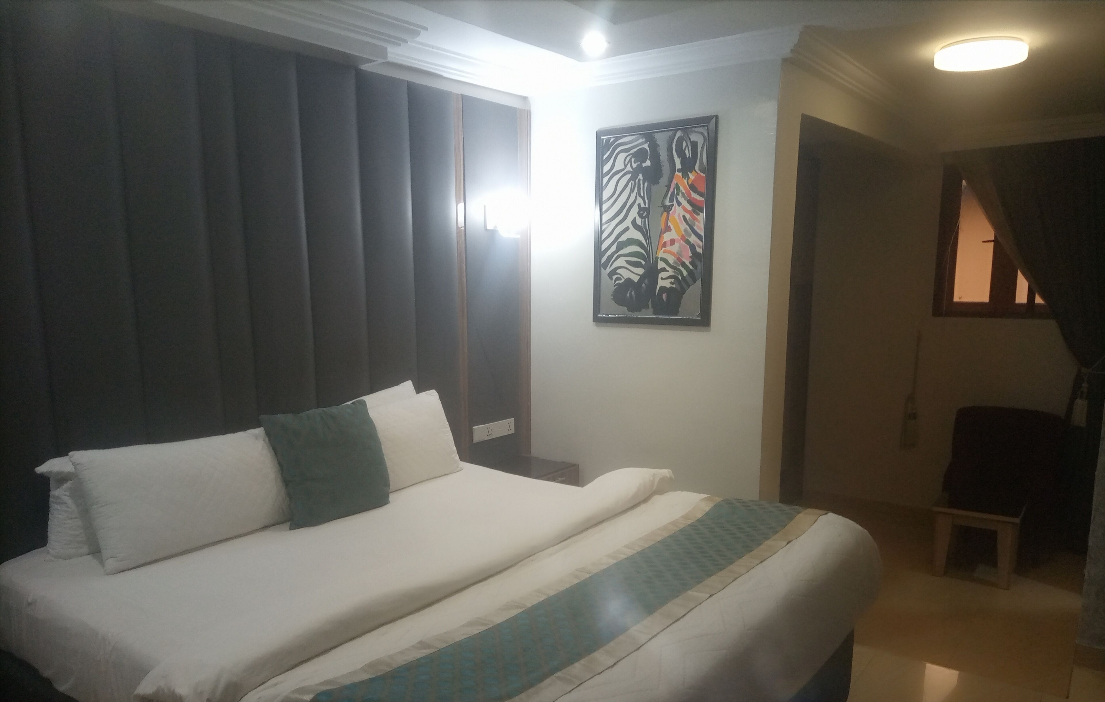 Standard Suite | In-room safe, desk, laptop workspace, WiFi (free)
