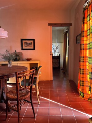 Dining - A little house in the Pre-Pyrenees, surrounded by nature. (Perarrúa)