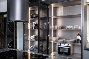 Wasserkocher mit Kaffee-/Teezubehör, Kühlschrank, Mikrowelle, Ofen