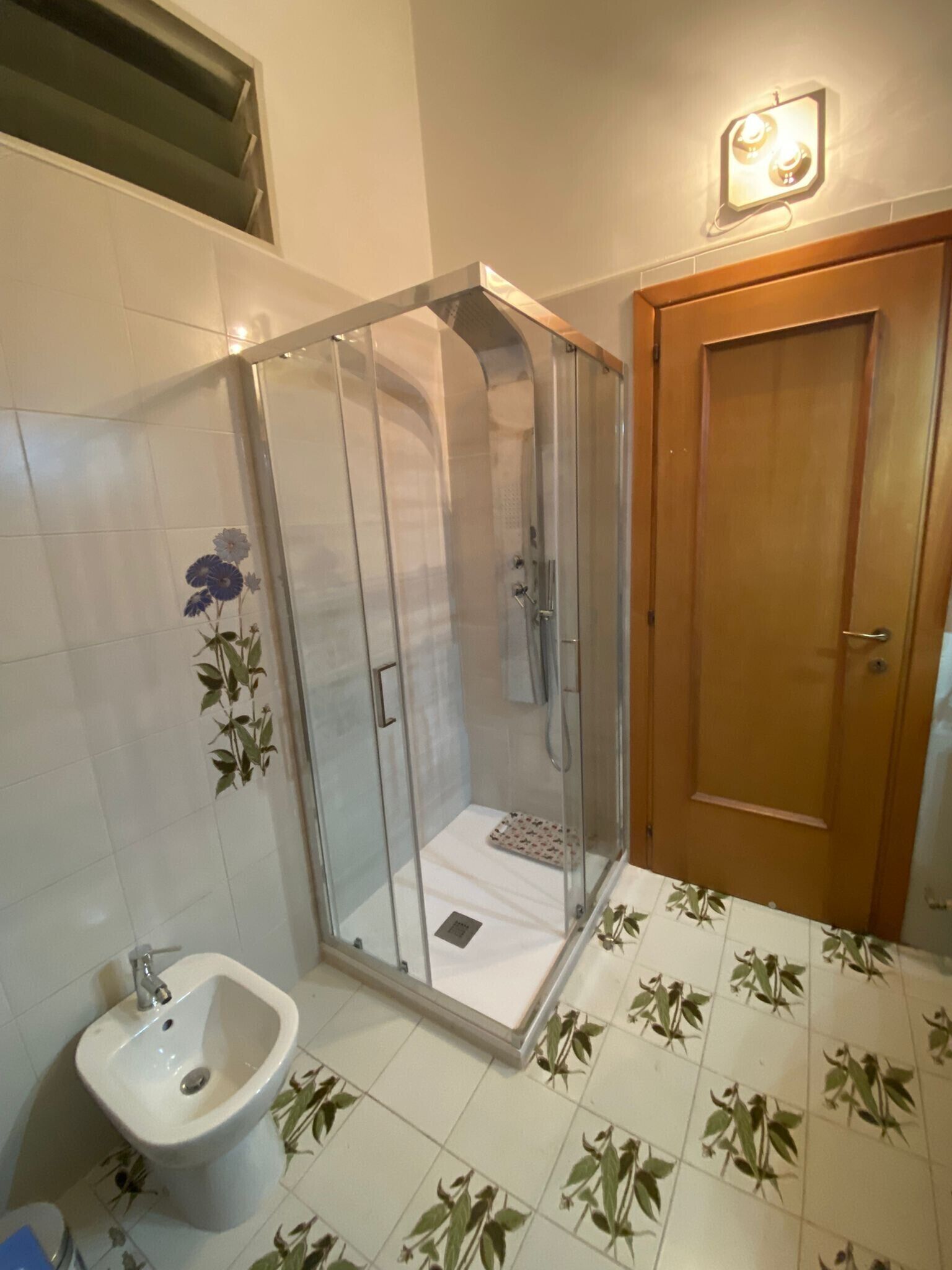 Een douche, een haardroger, handdoeken