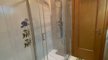 Douche, sèche-cheveux, serviettes fournies