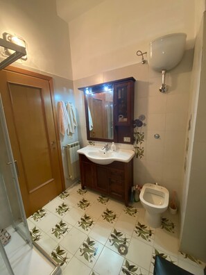 Shower, hair dryer, towels - Apartment 'Il Desiderio Di Cristina' with Private Garden, Balcony and Wi-Fi (Salerno)