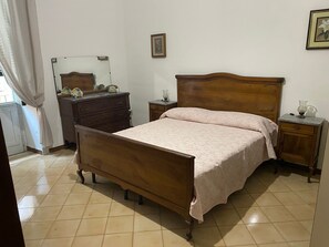 WiFi, bed sheets - Apartment 'Il Desiderio Di Cristina' with Private Garden, Balcony and Wi-Fi (Salerno)