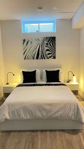 Modern Zebra Suite w/Sauna near Niagara
