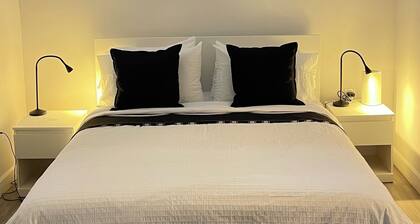 Modern Zebra Suite w/Sauna near Niagara