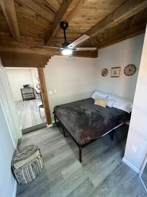 Tabla de planchar con plancha, wifi y ropa de cama 