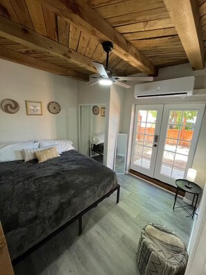 Tabla de planchar con plancha, wifi y ropa de cama 