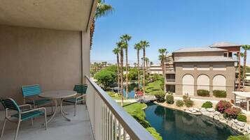 Standard Condo, 2 Bedrooms, Non Smoking, Kitchen | Outdoor dining