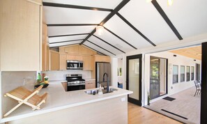 Private kitchen - Beautiful, Secluded, Mountain Retreat Minutes from the City (Los Angeles)