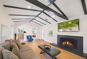 Living area - Beautiful, Secluded, Mountain Retreat Minutes from the City (Los Angeles)