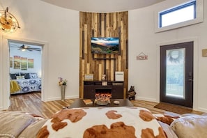 1 bedroom, iron/ironing board, travel cot, WiFi