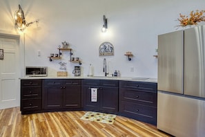 Kühlschrank, Mikrowelle, Herdplatte, Wasserkocher mit Kaffee-/Teezubehör