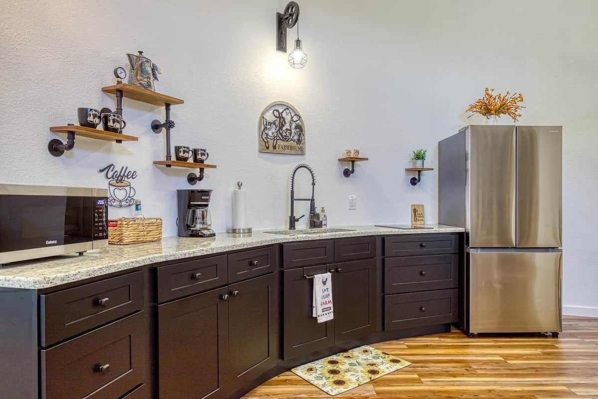 Coffee/tea maker, fridge, microwave, stovetop