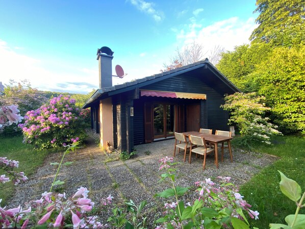 Outdoor dining - Cozy cabin in the countryside (Dammbach)