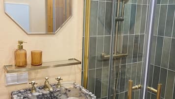 Dusche, Haartrockner, Handtücher, Seife