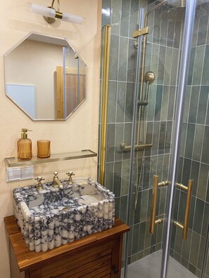 Shower, hair dryer, towels, soap - Cozy cabin in the countryside (Dammbach)