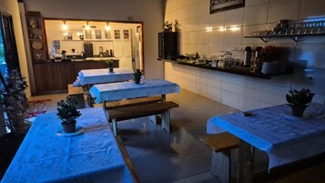 Apartamento conforto, banheiro privativo, ao lado do lago | Opções para refeição