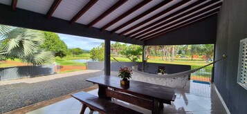 Casa família, vista para o lago | Opções para refeição ao ar livre