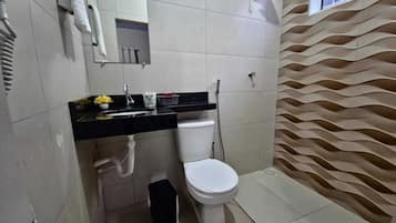Casa familiar, vistes al llac | Bany | Dutxa, assecador de cabells, tovalloles i sabó