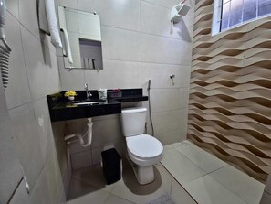 Family House, Lake View | Bathroom | Shower, hair dryer, towels, soap - paraíso Valle verde (Nobres)