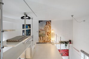 Ein modernes Interieur mit Etagenbetten, einer Wandmalerei und einer Treppe.