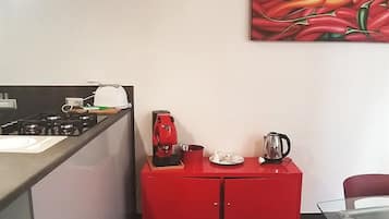 Réfrigérateur, micro-ondes, plaque de cuisson, cafetière/bouilloire