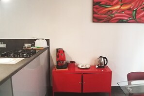 Réfrigérateur, micro-ondes, plaque de cuisson, cafetière/bouilloire