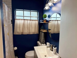Secador de cabelo, toalhas de banho, sabonete, papel higiênico