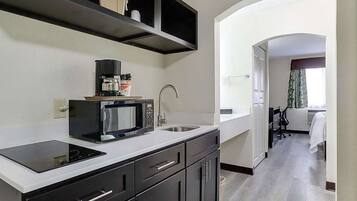 Suite, 2 queensize-senger, ikke-røyk | Safe på rommet, skrivebord, strykejern/-brett og wi-fi (inkludert)