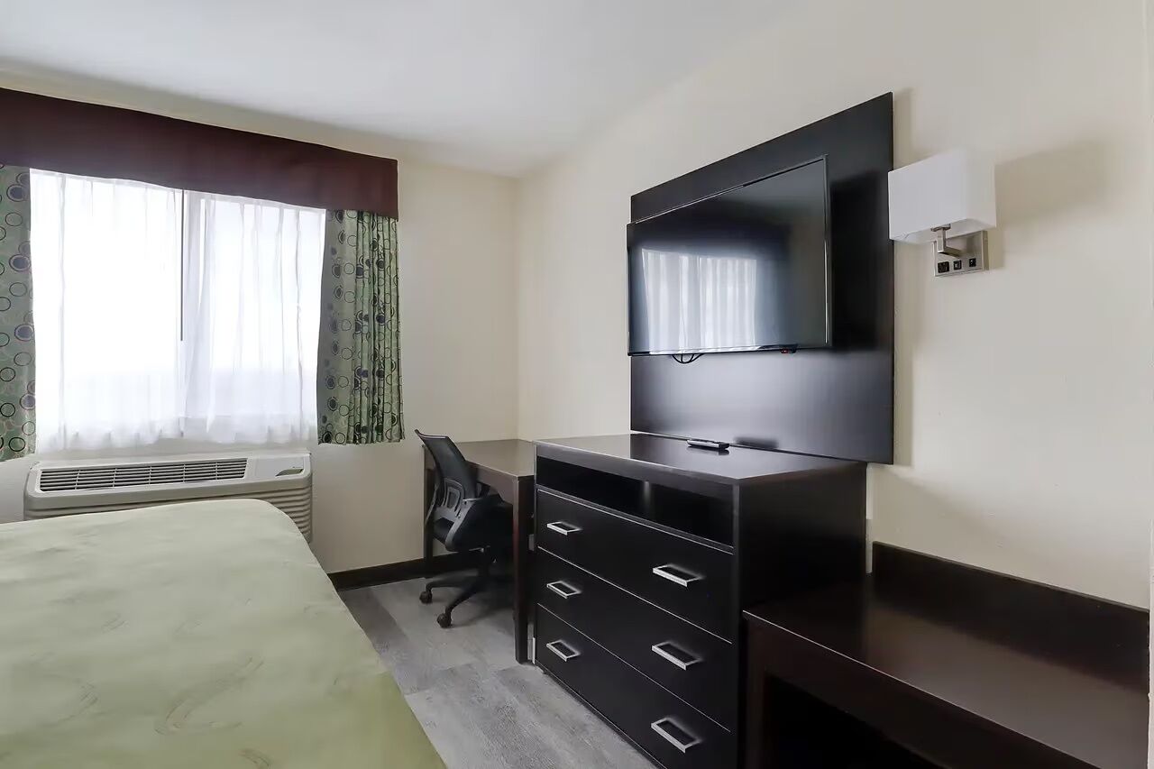 Standard Suite | Meja, langsir/tirai gelap terus, seterika/papan seterika, Wi-fi percuma 