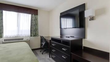 Standard Suite | Meja, langsir/tirai gelap terus, seterika/papan seterika, Wi-fi percuma