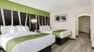 Suite, 1 kingsize bed, niet-roken | Een kluis op de kamer, een bureau, een strijkplank/strijkijzer