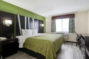 Suite estándar | Escritorio, cortinas blackout y tabla de planchar con plancha 