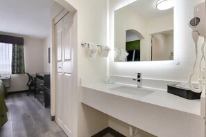 Suite estándar | Baño | Regadera, toallas, jabón, shampoo 
