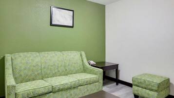 Suite, 1 kingsize-seng, ikke-røyk | Safe på rommet, skrivebord, strykejern/-brett og wi-fi (inkludert)