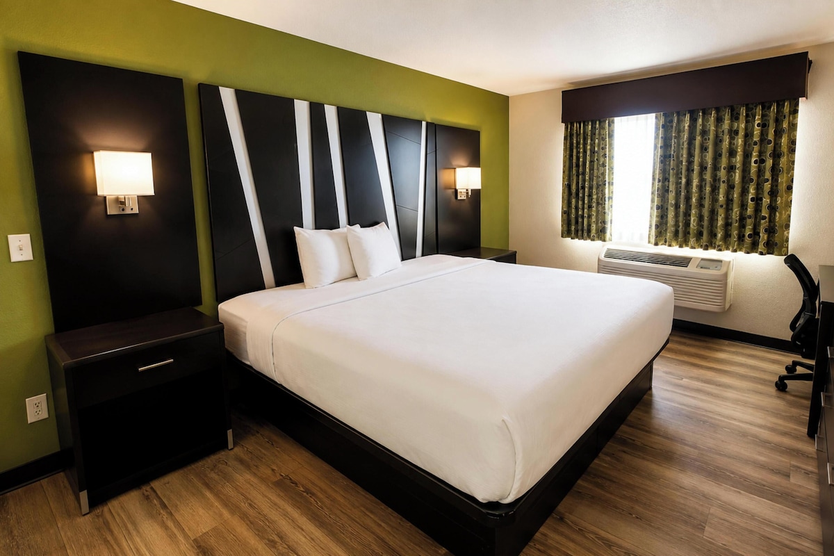 Suite, 1 King Bed, Non Smoking | In-room safe, desk, iron/ironing board, free WiFi