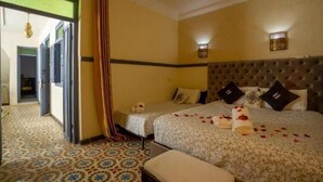 Deluxe Triple Room | Iron/ironing board (on request), WiFi (free) - Riad Omi Winna (Marrakech)