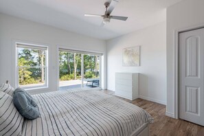 Iron/ironing board, WiFi, bed sheets - New Waterfront Cottag on Hirtle Lake (East Clifford)