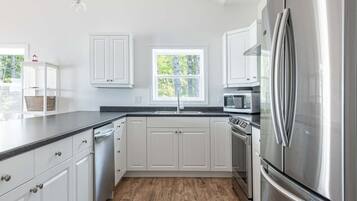 Geladeira, micro-ondas, fogão, cooktop