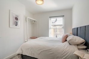 Bügeleisen/Bügelbrett, Reisekinderbett, kostenloses WLAN, Bettwäsche