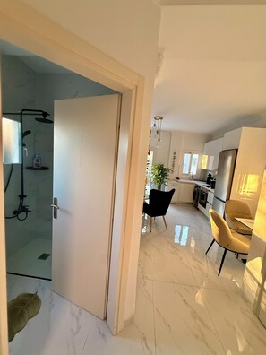 Eine moderne Küche mit Kühlschrank, Herd und Essbereich.
