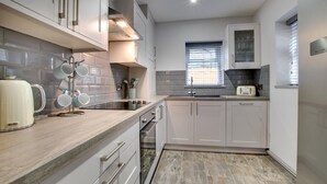 Microwave, oven, dishwasher, high chair - 5 Bed in Bala (oc-bow163) (Bala)