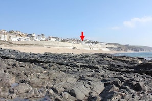A rocky beach with houses in the background. - 3 Bed in Porthleven (oc-rosen) (St Ives)