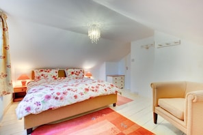 Bügeleisen/Bügelbrett, Reisekinderbett, kostenloses WLAN, Bettwäsche