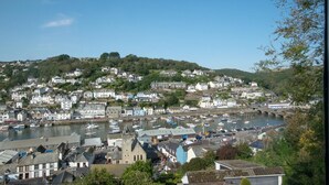 Une ville côtière dotée d’un port, de bâtiments et d’un pont.