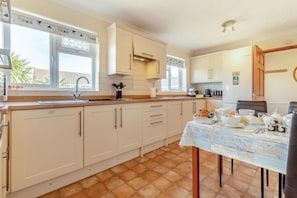 Microwave, oven, dishwasher, cookware/dishes/utensils - 3 Bed in Walcott (oc-2135) (Walcott)