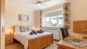 3 slaapkamers, een strijkplank/strijkijzer, gratis wifi, beddengoed
