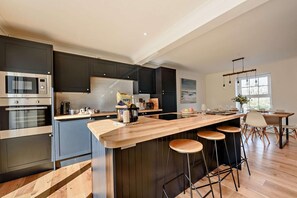 Microwave, oven, dishwasher, high chair - 3 Bed in Swansea (oc-hh398) (Oxwich)