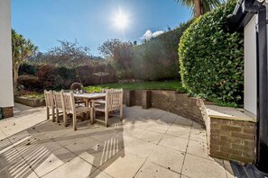 Outdoor dining - 3 Bed in Swansea (oc-hh398) (Oxwich)