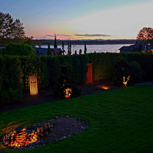Spacious Columbia River View Executive home. Sleeps 8. Beautiful views of river